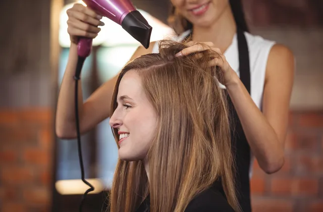 Profissional cuidando do cabelo de uma cliente
