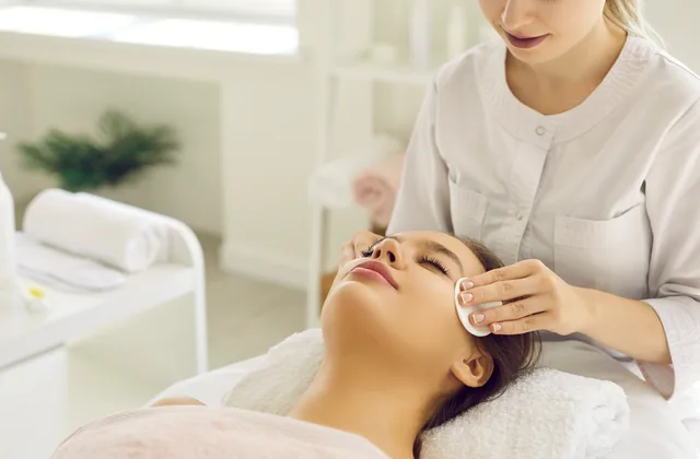 Profissional realizando um tratamento facial